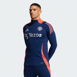 Bluza Manchester United Tiro 24 Training. Czerwone bluzy nierozpinane męskie ADIDAS, m, bez wzorów, z materiału, sportowe, bez ramiączek, bez kaptura. W wyprzedaży za 272.75 zł.