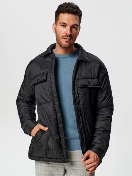 Kurtka puffer - czarny. Czarne kurtki męskie Sinsay, l, bez wzorów, bez ramiączek, bez kaptura. Za 99.99 zł.