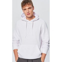 Gładka bluza z kapturem - Biały. Bluzy nierozpinane męskie marki Cropp. Za 79.99 zł.