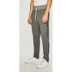G-Star Raw - Spodnie. Spodnie na co dzień męskie G-Star Raw. W wyprzedaży za 299.90 zł.