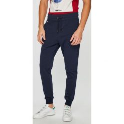 Guess Jeans - Spodnie. Spodnie na co dzień męskie marki Guess Jeans. W wyprzedaży za 279.90 zł.