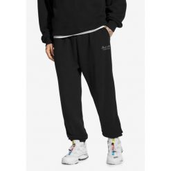 Spodnie dresowe męskie Prosto Football. Czarne spodnie dresowe męskie Prosto., bez wzorów, z dresówki. Za 269.99 zł.