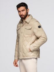 Pikowana kurtka męska w koszulowym fasonie – beżowa V1. Brązowe kurtki męskie Ombre Clothing, m, z aplikacjami, z materiału, eleganckie, bez ramiączek, bez kaptura. W wyprzedaży za 254.99 zł.