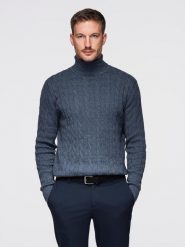 Męski sweter golf z warkoczowym splotem – granatowy V3. Niebieskie swetry męskie Ombre Clothing, bez wzorów, z bawełny, eleganckie, bez kołnierzyka, bez ramiączek. W wyprzedaży za 110.49 zł.