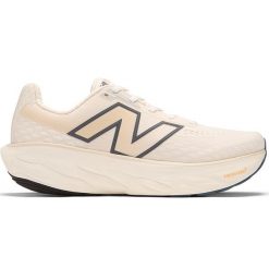Buty męskie New Balance Fresh Foam 1080 v14 M1080C14 – beżowe. Brązowe buty do biegania męskie New Balance, bez wzorów, z żakardem, bez zapięcia, do biegania. Za 589.99 zł.