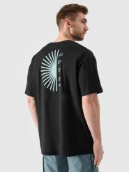 4F T-shirt oversize z nadrukiem męski - czarny M. Czarne t-shirty męskie 4f, m, bez wzorów, z bawełny, bez kołnierzyka, bez ramiączek. W wyprzedaży za 39.99 zł.