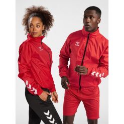 Kurtka ortalionowa piłkarska dla dorosłych Hummel Core XK Spray Jacket. Czerwone kurtki męskie HUMMEL, xl, bez wzorów, sportowe, bez ramiączek, bez kaptura. Za 212.50 zł.