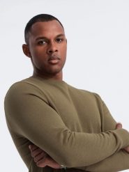 Męska nierozpinana dresowa bluza BASIC – oliwkowa V2 - Rozmiar: M. Zielone bluzy nierozpinane męskie Ombre Clothing, m, bez wzorów, z dresówki, klasyczne, bez ramiączek, bez kaptura. W wyprzedaży za 149.99 zł.