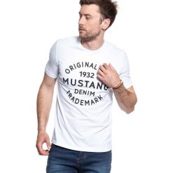 MUSTANG T SHIRT Logo T-Shirt general White 1007561 2045. Białe t-shirty męskie Mustang, m, bez wzorów, bez kołnierzyka, bez ramiączek. Za 59.99 zł.