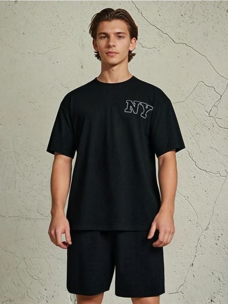 Dwuczęściowa piżama oversize z haftem - wielobarwny. Piżamy męskie Sinsay, l, bez wzorów, bez kołnierzyka, bez ramiączek. Za 39.99 zł.