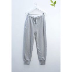 Spodnie dresowe w kolorze szarym. Szare spodnie dresowe męskie marki The White Briefs, z bawełny. W wyprzedaży za 149.95 zł.
