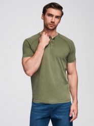 Męski t-shirt z efektem sprania i guzikami przy dekolcie – oliwkowy V4 - Rozmiar: M. Zielone t-shirty męskie Ombre Clothing, m, bez wzorów, z bawełny, bez kołnierzyka, bez ramiączek. Za 149.99 zł.