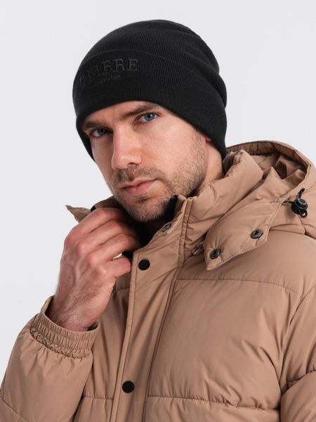 Dzianinowa męska czapka beanie z haftowanym napisem – czarna V1. Czarne czapki męskie Ombre Clothing, bez wzorów, z dzianiny, eleganckie. Za 129.99 zł.