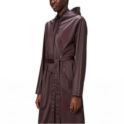 Kurtka RAINS A LINE LONGER W JACKET W3 Bordeaux. Czerwone kurtki męskie Rains, bez wzorów, z syntetyku, bez ramiączek, bez kaptura. Za 527.91 zł.