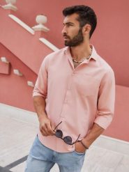 Męska koszula z kieszenią REGULAR FIT - różowa V5 - Rozmiar: M. Czerwone koszule męskie Ombre Clothing, m, bez wzorów, z bawełny, bez kołnierzyka, bez ramiączek. W wyprzedaży za 49.99 zł.