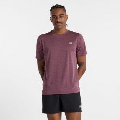 Koszulka męska New Balance MT41253FDP – fioletowa. Fioletowe t-shirty sportowe męskie New Balance, m, bez wzorów, z materiału, sportowe, bez ramiączek. Za 139.99 zł.