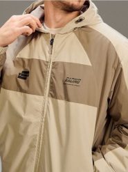 Wodoodporna kurtka color block z kapturem - kremowy. Białe kurtki męskie Sinsay, l, bez wzorów, bez ramiączek, z kapturem. Za 99.99 zł.