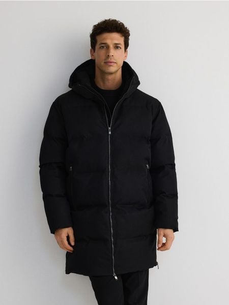 Pikowana kurtka z kapturem - czarny. Czarne kurtki męskie Reserved, l, bez wzorów, z tkaniny, bez ramiączek, z kapturem. W wyprzedaży za 199.99 zł.