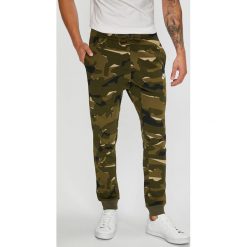 Nike Sportswear - Spodnie. Szare spodnie na co dzień męskie Nike Sportswear, z bawełny, casualowe. Za 279.90 zł.