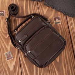 Saszetka męska na ramię skórzana elegancka do pracy praktyczna brązowa Paolo Peruzzi T-128-BR. Brązowe saszetki męskie bez wzorów, z materiału, biznesowe, do ręki, małe. Za 229.99 zł.