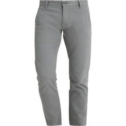 DOCKERS ALPHA CASUAL WASHED Spodnie materiałowe sedona sage. Szare spodnie na co dzień męskie DOCKERS, z bawełny, casualowe. Za 399.00 zł.