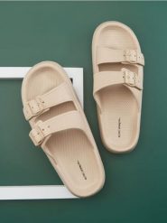 Klapki - beżowy. Brązowe klapki i japonki męskie Sinsay, bez wzorów. Za 49.99 zł.