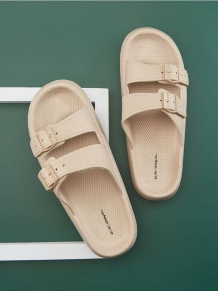 Klapki - beżowy. Brązowe klapki i japonki męskie Sinsay, bez wzorów. Za 49.99 zł.