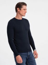 Klasyczny męski sweter z wiskozą BASIC z okrągłym dekoltem – granatowy V9 OM-SWBS-0106 - XXL. Niebieskie swetry męskie Ombre Clothing, bez wzorów, z wiskozy, klasyczne, bez kołnierzyka, bez ramiączek. W wyprzedaży za 89.99 zł.