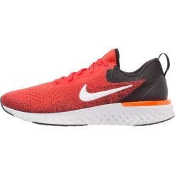 Nike Performance ODYSSEY REACT Obuwie do biegania treningowe habanero red/white/black/hyper crimson/vast grey/medium brown. Buty do biegania męskie marki Nike Performance. W wyprzedaży za 439.20 zł.
