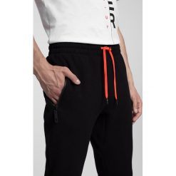 Spodnie dresowe męskie SPMD260 - głęboka czerń. Spodnie dresowe męskie marki 4f. Za 149.99 zł.