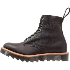 Dr. Martens PASCAL Botki sznurowane black. Sztyblety męskie marki Dr. Martens. W wyprzedaży za 474.50 zł.