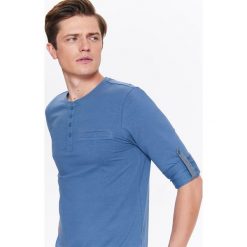 T-SHIRT MĘSKI Z WYWIJANYMI RĘKAWAMI. Koszulki męskie z długim rękawem marki TOP SECRET. W wyprzedaży za 24.99 zł.