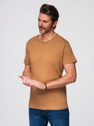 T-shirt męski klasyczny bawełniany BASIC - brązowy V21 - Rozmiar: S. Brązowe t-shirty męskie Ombre Clothing, m, bez wzorów, z bawełny, bez kołnierzyka, bez ramiączek. W wyprzedaży za 29.99 zł.