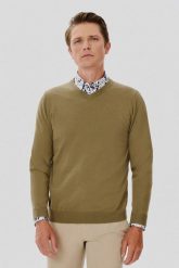PAKO LORENTE – Zielony męski sweter w serek. Zielone swetry męskie Pako Lorente, bez wzorów, z bawełny, bez kołnierzyka, bez ramiączek. Za 99.99 zł.