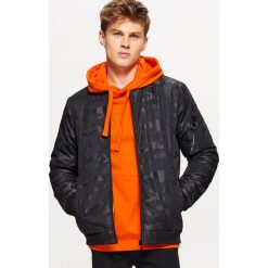 Kurtka bomber camo - Czarny. Kurtki męskie marki Cropp. W wyprzedaży za 99.99 zł.