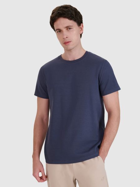 4F T-shirt regular ze strukturalnej dzianiny męski - szary L. Szare t-shirty męskie 4f, l, bez wzorów, z bawełny, bez kołnierzyka, bez ramiączek. W wyprzedaży za 39.99 zł.