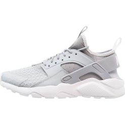 Nike Sportswear AIR HUARACHE RUN ULTRA Tenisówki i Trampki wolf grey/pale grey/white. Buty do biegania męskie marki Nike Sportswear. W wyprzedaży za 466.65 zł.
