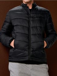 Pikowana kurtka puffer ze stójką - czarny. Czarne kurtki męskie Sinsay, l, bez wzorów, bez ramiączek, bez kaptura. Za 99.99 zł.