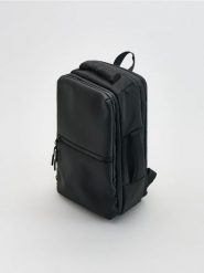 Plecak próżniowy do samolotu - czarny. Czarne plecaki męskie Reserved, bez wzorów. Za 239.99 zł.