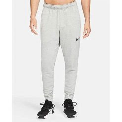 Spodnie sportowe męskie Nike Drifit Trapered. Szare szorty sportowe męskie Nike, bez wzorów, z dresówki, sportowe. Za 359.99 zł.
