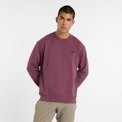 Bluza męska New Balance MT41506FDP – bordowa. Czerwone bluzy nierozpinane męskie New Balance, m, z aplikacjami, z bawełny, klasyczne, bez ramiączek, bez kaptura. Za 249.99 zł.