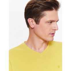 T-SHIRT MĘSKI Z DEKOLTEM W SEREK. T-shirty męskie TOP SECRET. W wyprzedaży za 19.99 zł.