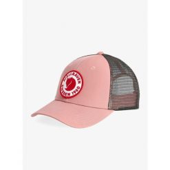 Czapka z daszkiem Fjallraven 1960 Logo Langtradarkeps. Czerwone czapki męskie Fjällräven, bez wzorów, sportowe. Za 135.99 zł.