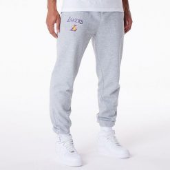 Spodnie męskie New Era NBA Essentials Jogger Los Angeles Lakers. Szare spodnie na co dzień męskie New Era, bez wzorów, z dresówki, casualowe. Za 252.95 zł.