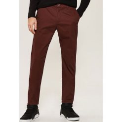 Spodnie typu chino - Bordowy. Czerwone eleganckie spodnie męskie House. Za 99.99 zł.