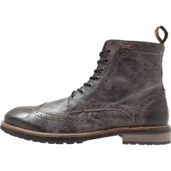 Superdry BRAD BROGUE PREM STAMFORD Botki sznurowane washed black. Buty zimowe męskie marki Superdry. W wyprzedaży za 383.20 zł.
