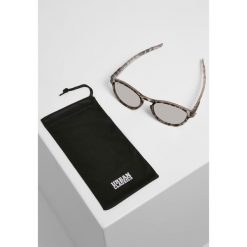 Okulary przeciwsłoneczne Urban Classics 106 uc. Szare okulary przeciwsłoneczne męskie Urban Classics, bez wzorów, sportowe. W wyprzedaży za 34.50 zł.