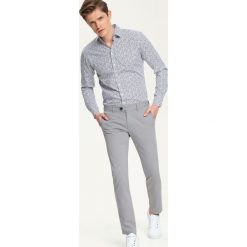 KOSZULA DŁUGI RĘKAW MĘSKA SLIM FIT. Koszule męskie marki TOP SECRET. W wyprzedaży za 59.99 zł.