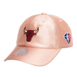 Czapka Chicago Bulls. Czerwone czapki męskie Mitchell & Ness, bez wzorów, sportowe. Za 206.50 zł.