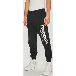 Reebok Classic - Spodnie. Spodnie na co dzień męskie Reebok Classic. W wyprzedaży za 199.90 zł.